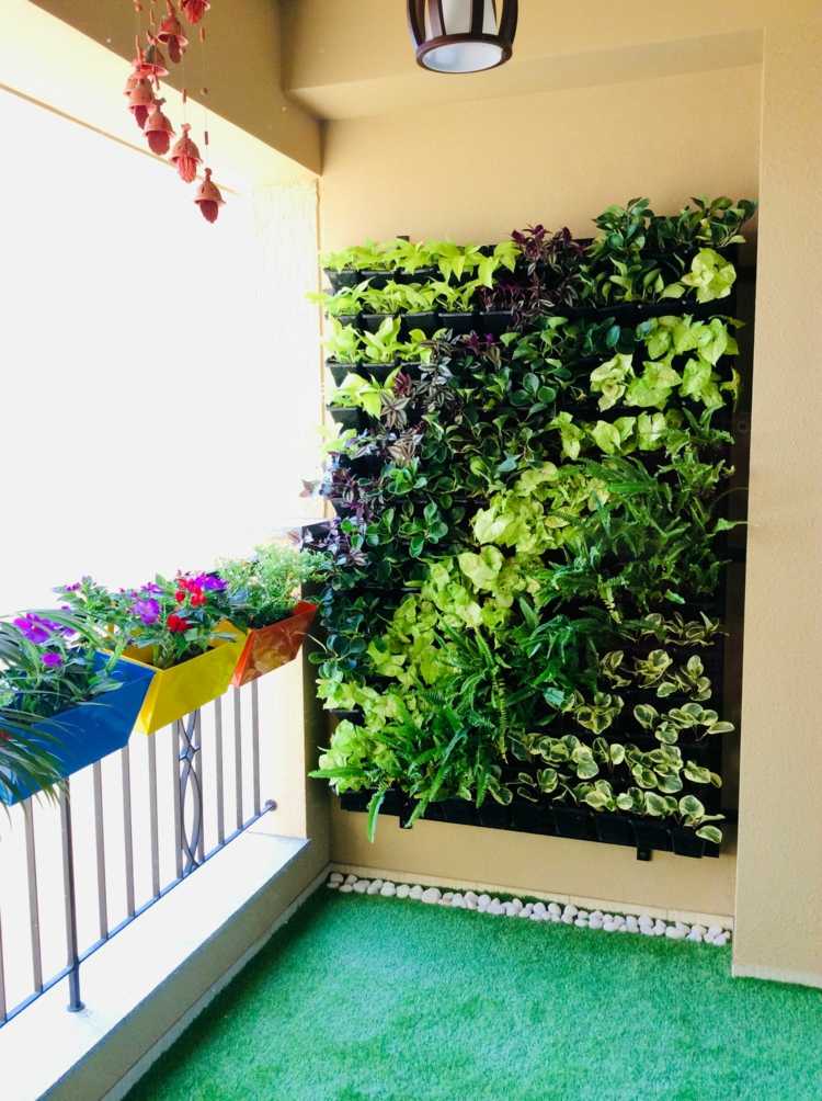 Interessantes Muster mit den Farben der Pflanzen kreieren - Eine Wandnische auf dem Balkon schmücken