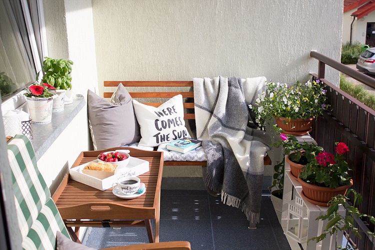 Kleiner Balkon gestalten Einrichtungstipps Dekoideen Außenbereich Outdoor Möbel Trends