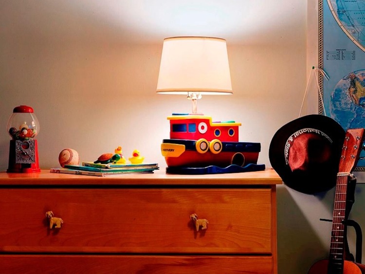 Lampe aus altem Spielzeug basteln Ideen für Beleuchtung im Kinderzimmer