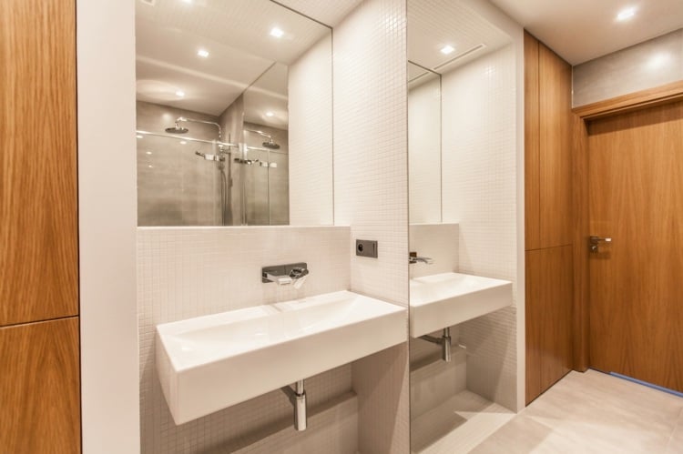 Modernes Badezimmer mit weißem Mosaik und eingebauten Schränken
