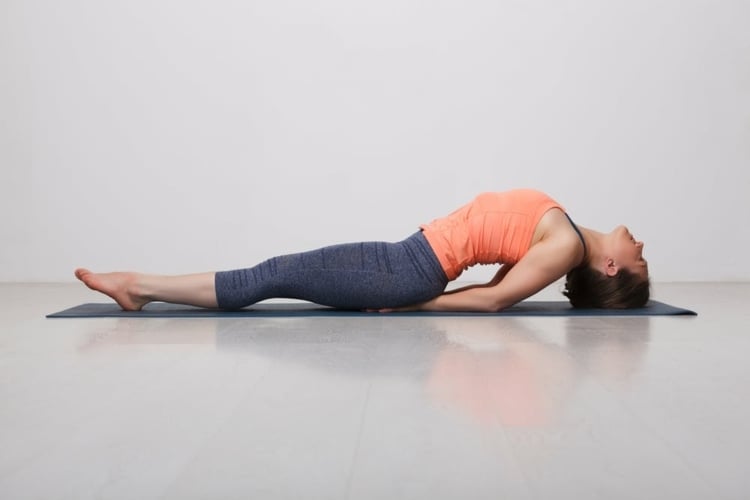 Nackenschmerzen Übungen Yoga Vorteile Rückenschmerzen oberer Rücken Training