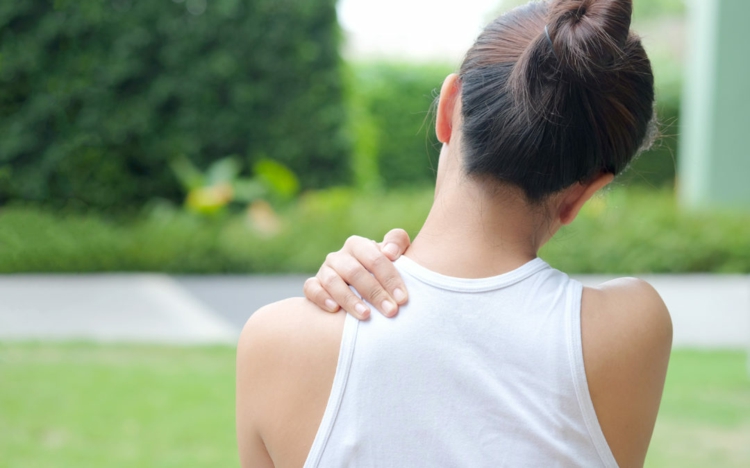 Nackenschmerzen Übungen steifer Nacken Ursachen oberer Rücken Training