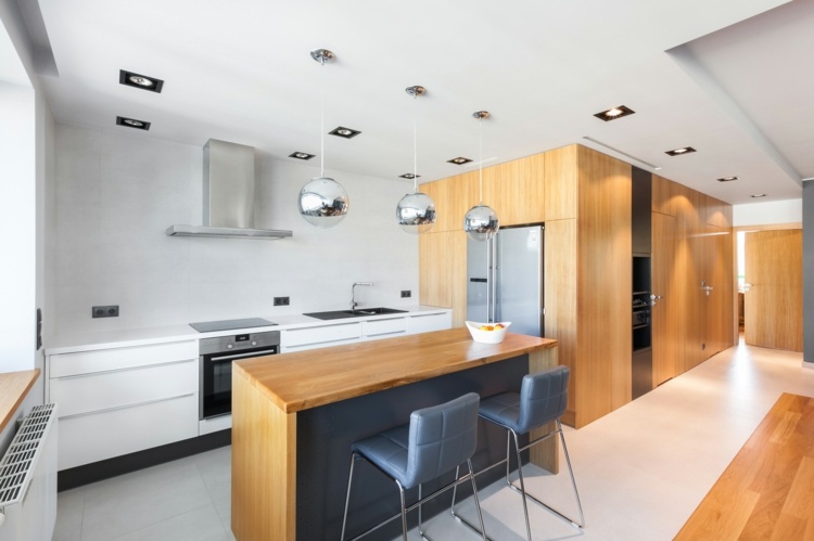 Offene Küche in minimalistischem Stil mit moderner Kücheninsel