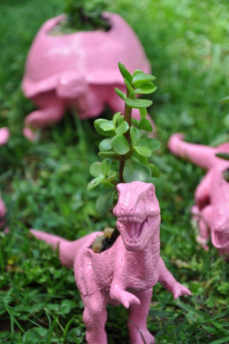 Pflanztopf im Kleinformat aus altem Spielzeug basteln Ideen und DIY-Anleitungen