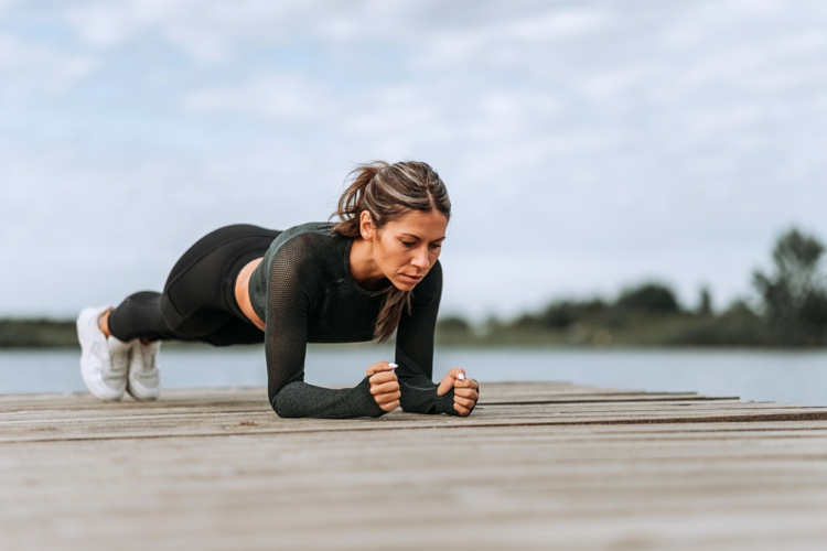 Plank Varianten Eigengewicht Training Rückenschmerzen Übungen