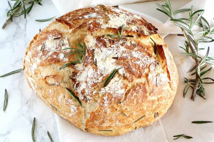 Rosmarin und Olivenöl als Zutaten für Brote aus dem Slowcooker
