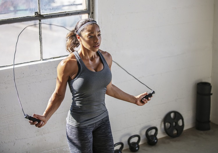 Seilspringen Trainingseffekt Übungen zum Abnehmen HIIT Trainingsplan für Zuhause