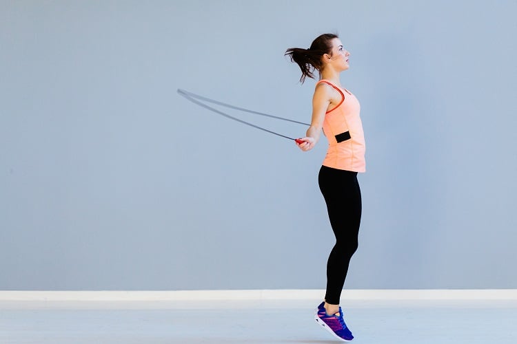 Seilspringen Übungen Ausdauertraining Ganzkörper Trainingsplan zum Abnehmen