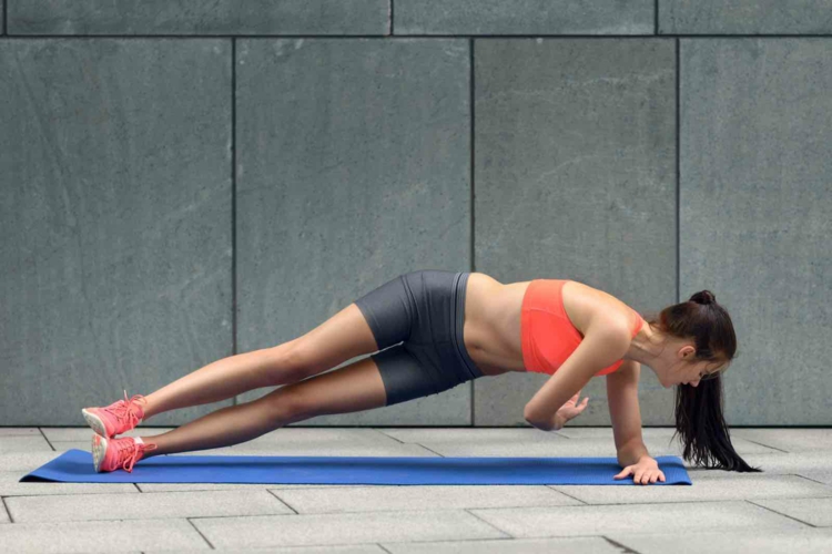 Seitlicher Plank mit Drehung Untere Bauchmuskulatur trainieren Bauch weg Training