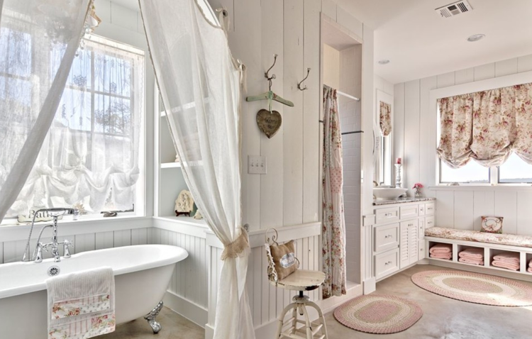 Shabby Chic Badezimmer Dekoration in Weiß und Rosa