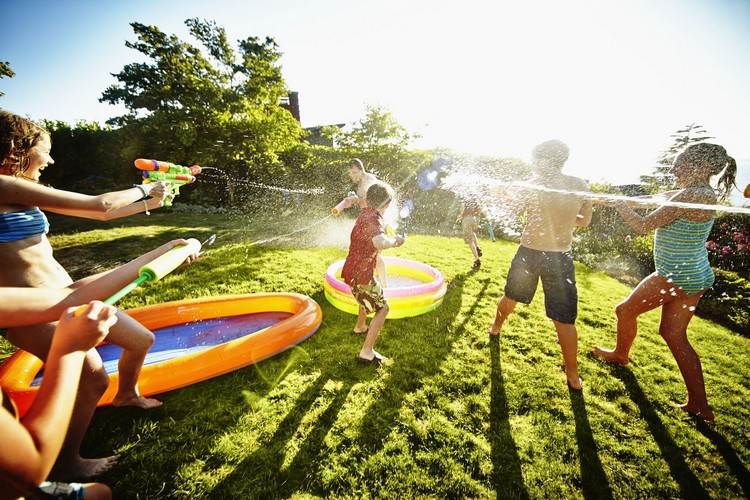 Spielen mit Wasserpistolen im Garten Spielideen für Kinder