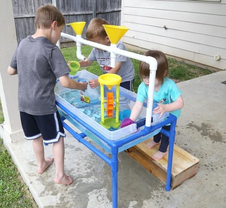 Spielideen mit Wasser für den Balkon Spieltisch mit Wasser und Trichter