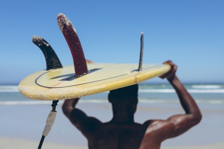 Surfen am Meer Wassersport Urlaub organisieren Tipps