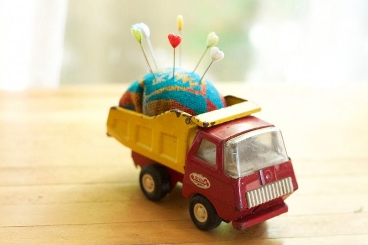 Upcycling altes Spielzeug Lastwagen wird zum Nadelkissen Halter