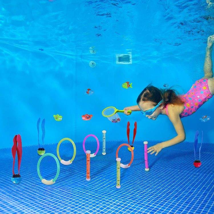 Wasserspiele für Kinder im Pool tauchen und Fische finden