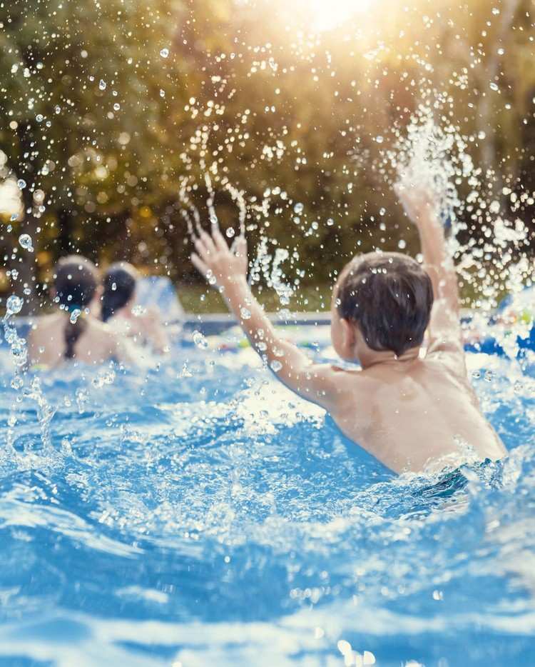 Wasserspiele im Pool für Kinder gefrorene Beine Tauchspiel