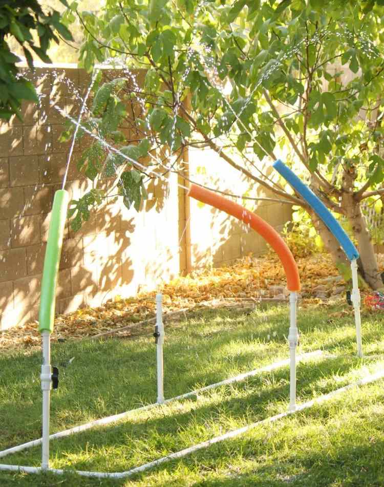 Wasserspiele mit dem Gartenschlauch für Kinder selber machen