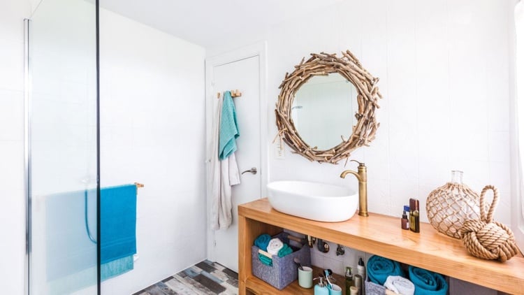 badezimmer dekoration türkis Handtücher und Holz Wandspiegel