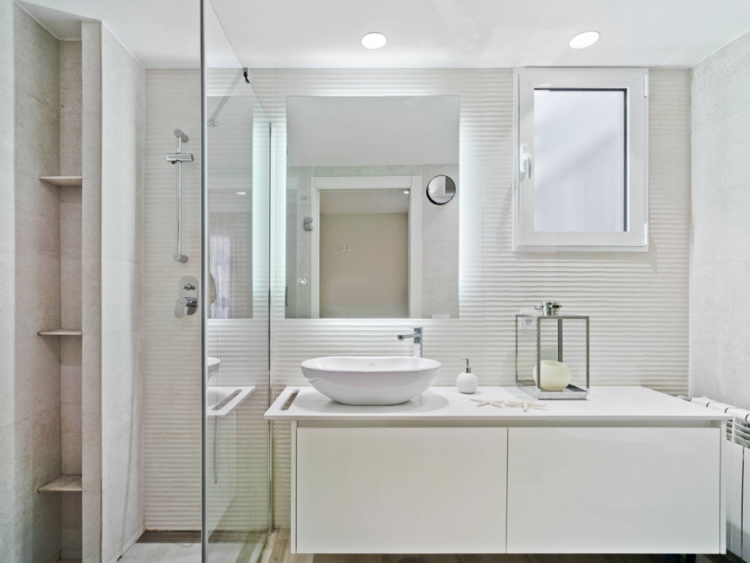 badezimmer grau weiß modern mit Walk In Dusche