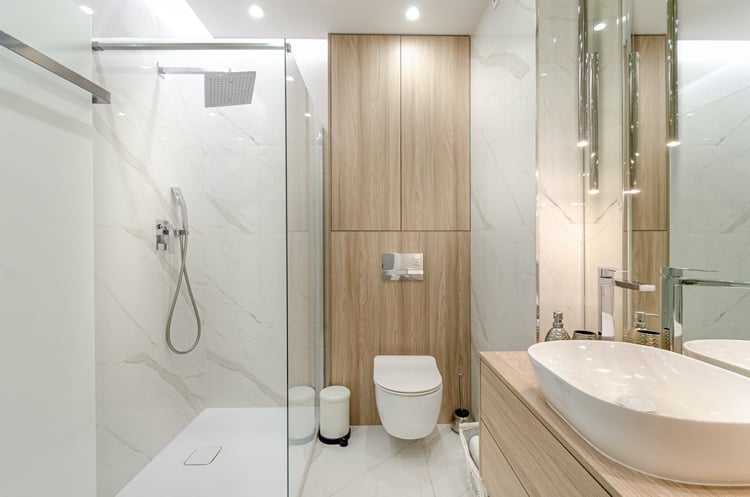 badezimmer weiß beige Marmoroptik und Holz kombinieren