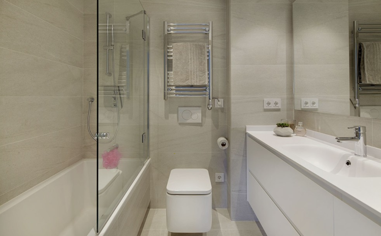 badezimmer weiß beige gestalten mit Fliesen in Steinoptik und Badewanne mit Glaswand