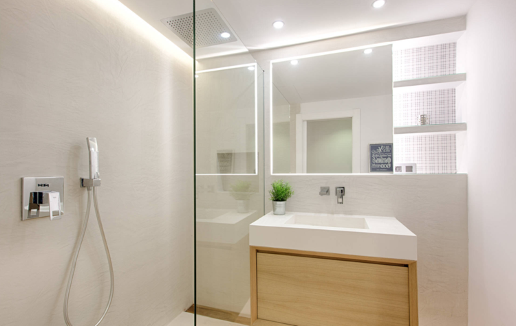 badezimmer weiß beige mit Glaswand moderne beleuchtung für Spiegel und Wandnische