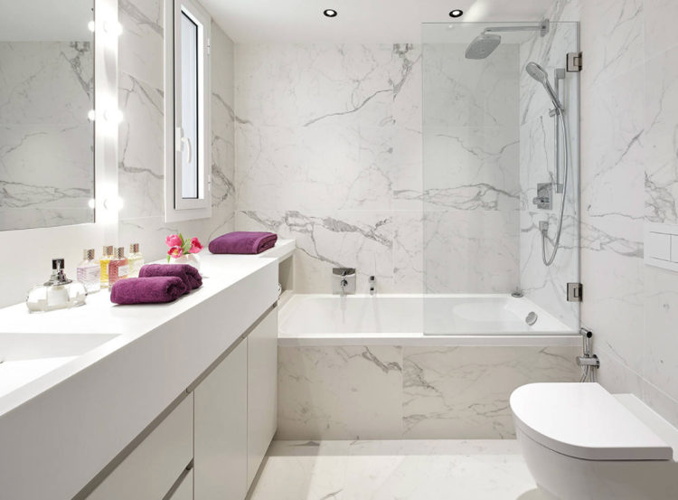 badezimmer weiß grau gestalten moderne Fliesen in Marmor-Optik