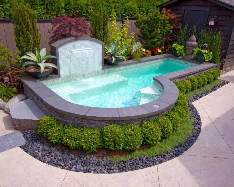 bepflanzter mini pool für garten in briefform mit wasserspiel und sanitärsystem für badewasser