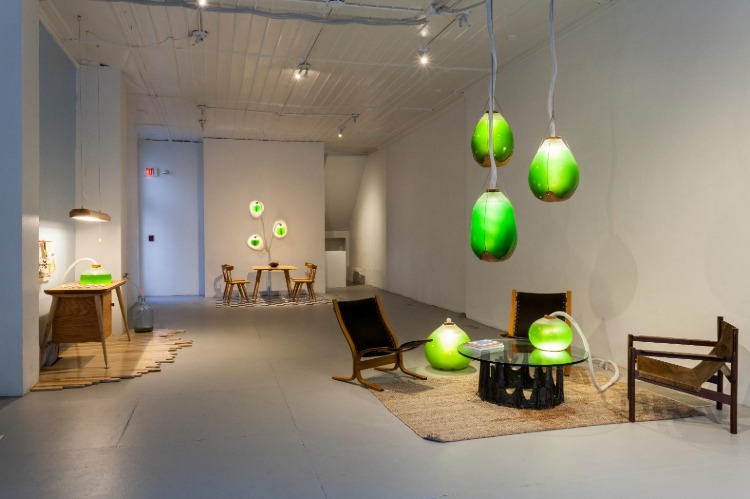blaugrünes luminsizierendes licht designer studio ausstellung