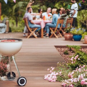 freunde und familie beim grillen im garten