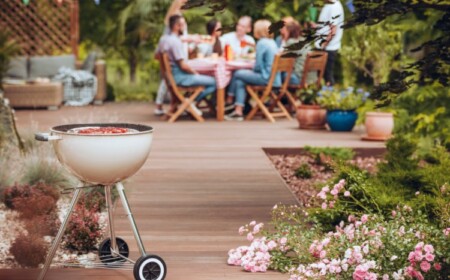 freunde und familie beim grillen im garten