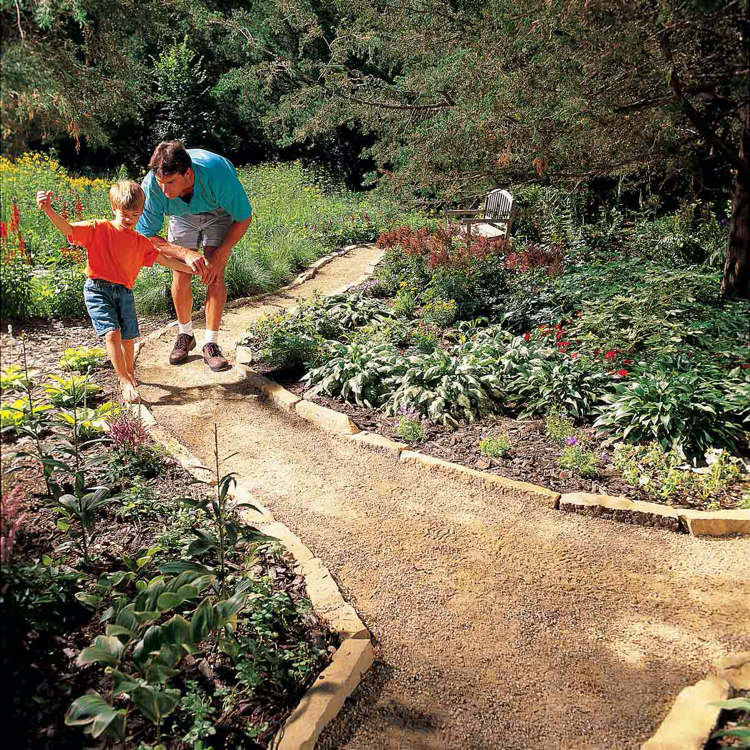 gartenweg anlegen mit schotter und naturstein beetabgrenzung