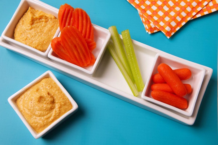 gesunde Snacks für Diabetiker mit Gemüse und Hummus