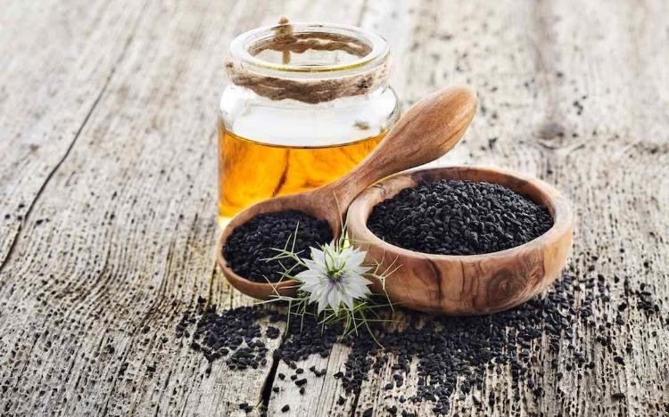 gesundheitliche vorteile der schwarzen samen naturprodukt aus nigella sativa schwarzkümmelöl wirkung