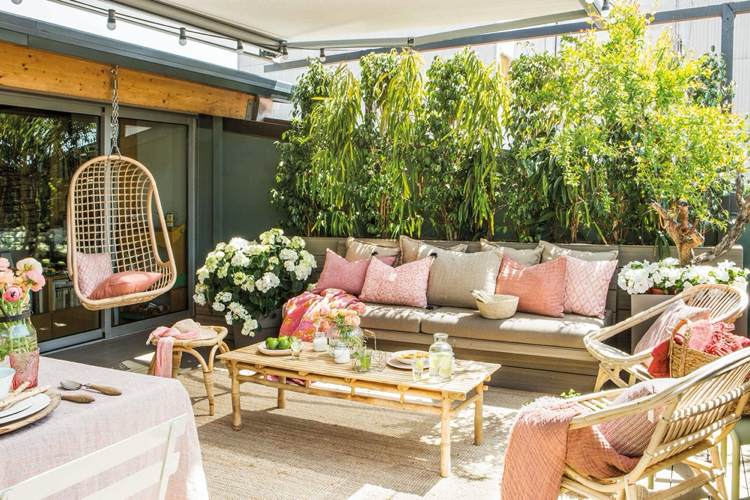 große Terrasse gemütlich gestalten Sitzbank mit Hochbeet und Hängesessel
