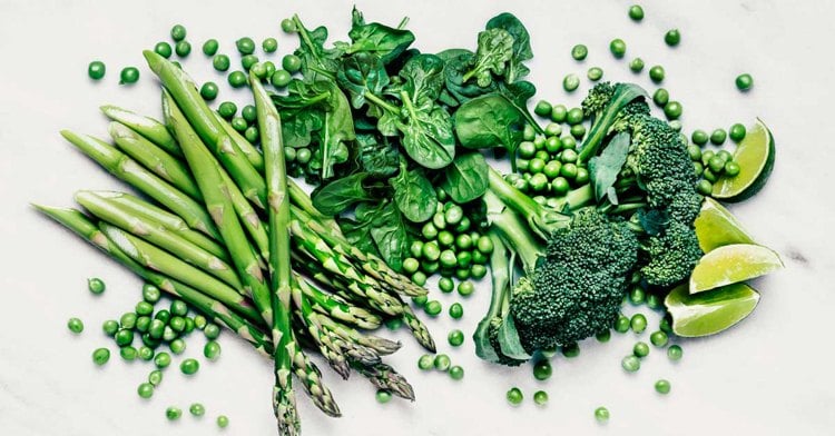 lebensmittel mit viel lutein und zeaxanthin spinat spargel brokkoli erbsen