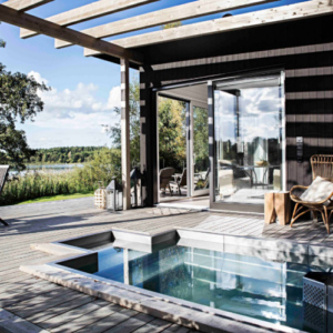 moderner mini pool garten mit pergola und holzdielen ausblick auf see