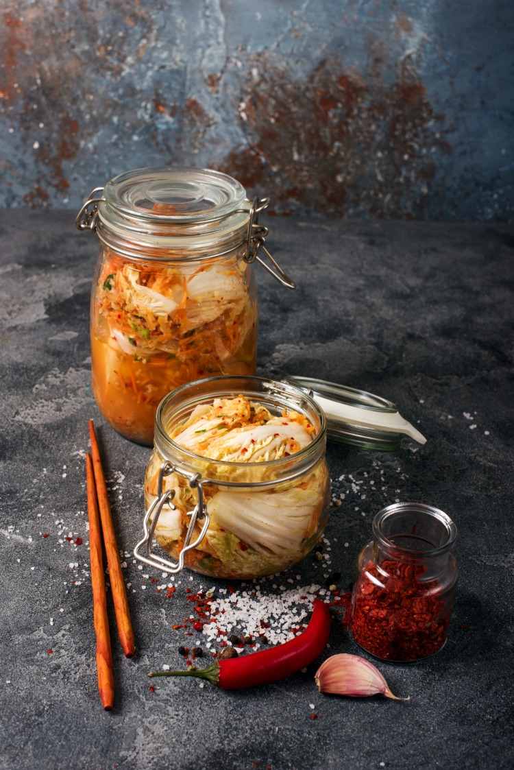 sauerkraut kimchi und anderes fermentierte gemüse sowie scharfes paprika für bessere darmgesundheit