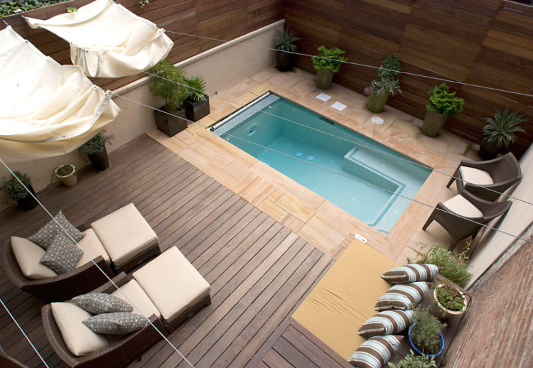 sicht von oben im hinterhof mit mini pool und sonnenliegen in modernem stil