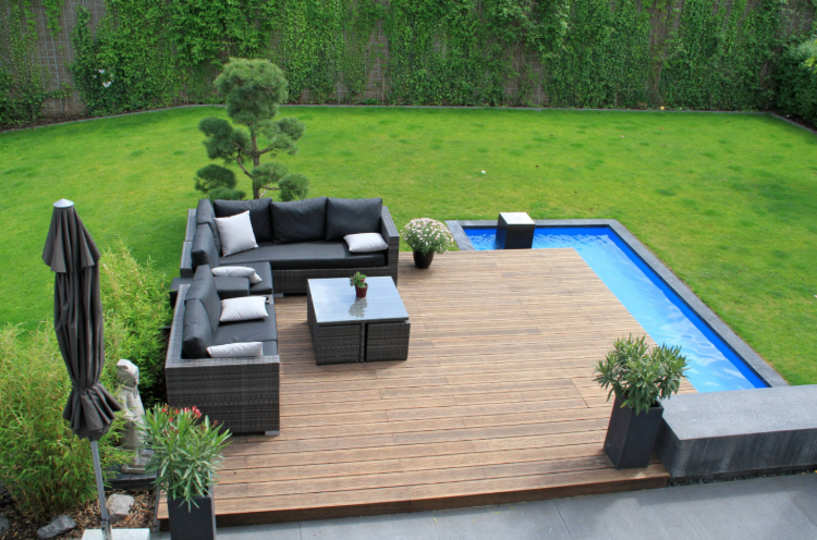 terrassenumrandung mit kleinem pool an der ecke abgrenzung zum rasen