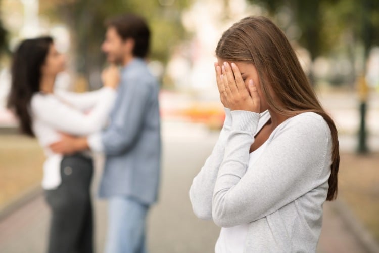 traurige frau weint nachdem ihr ex partner eine neue gefunden hat