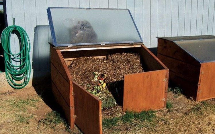 upcycling ideen mit alter duschtür kompost im garten verstecken