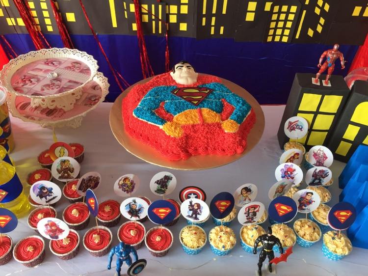 Ausgefallene Kindergeburtstagskuchen Superman Torte backen