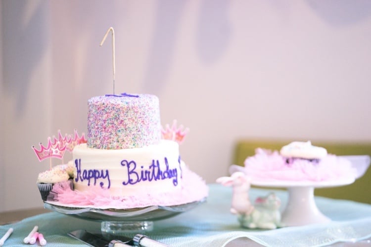 Aussgefallene Kuchenn für Kindergeburtstag Ballerina mit Muffins und Zuckerstreusel und essbarem Glitzer