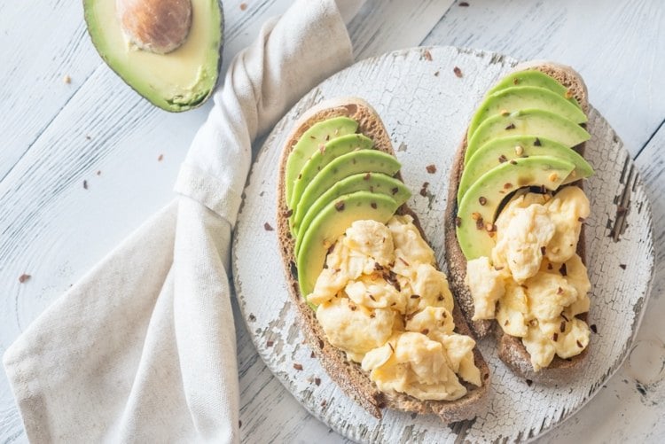 Avocado Toast mit Rührei als gesundes Frühstück