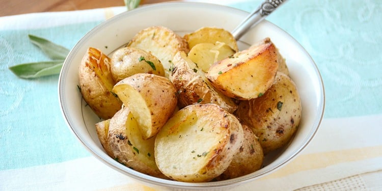 Backkartoffeln mit Gewürzen als Beilage essen