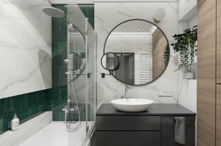 Badezimmer in dunkelgrün und weiß gestaltet mit schwarzen Akzenten