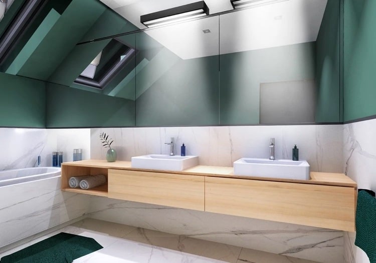 Badezimmer mit Wandfarbe Grün in Kombination mit Marmorfliesen und Badezimmerschrank in hellem Holz