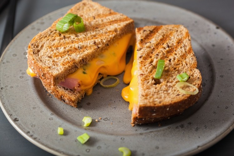 Cheddar flüssig in einem Sandwich gegrillt