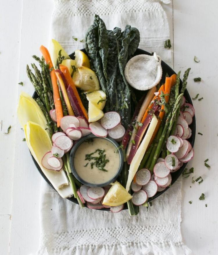 Crudite mit rohem Gemüse und Caeser Salat Dip